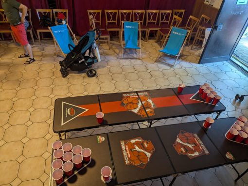 ...mit Darts und Bierpongkönigen